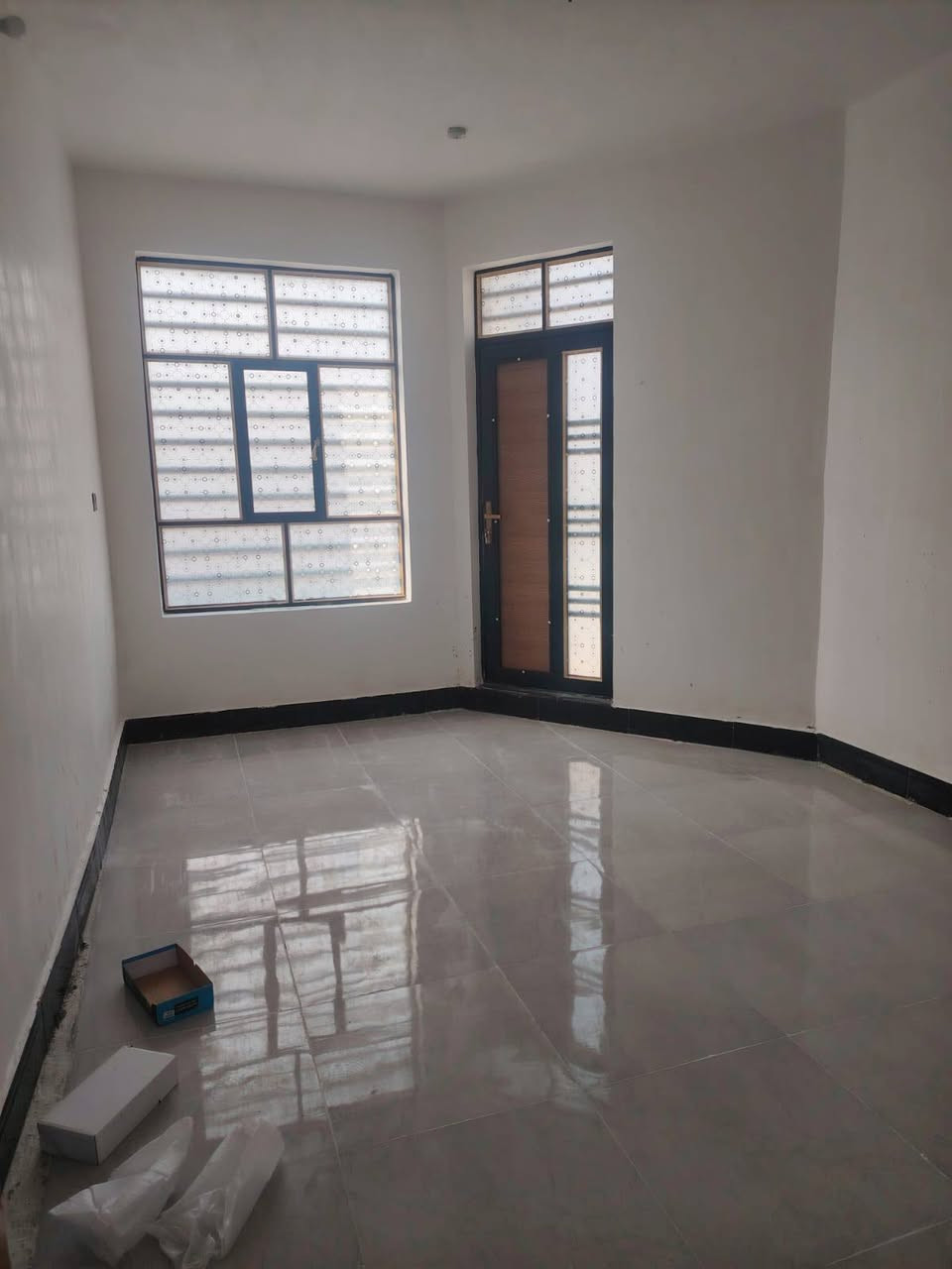 بيت للبيع حي العسكري منطقه 3000 المساحه 100 متر جديد طابق ونص يحتوي على غرفتين وصاله  واستقبال الاتصال على الرقم الآتي *********** السعر 135 بي مجال ويباع على المبادرة
