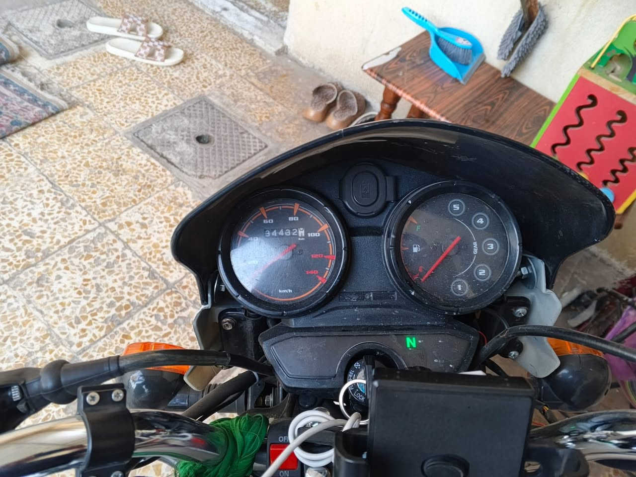 السلام وعليكم بوكسر موديل 2022 كلاسك
للبيع سعرها 2مليون وبيها مجال مرقمه تحويل ثاني يوم الدراجه مكفوله من التاير للتاير تواصل واتساب هاذ الرقم ***********
