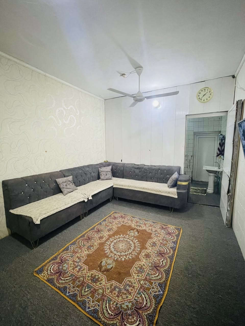 للبيع مستعجل لضرف خاص جداً 
دار للبيع 100 متر طابو صرف طابقين الاول مطبخ وصاله واستقبال وصحيات والثاني غرفتين وسطح 
بعقوبه حي المعلمين قرب جامع مالك ابن انس 
***********
