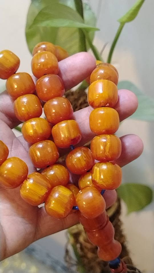 📿 لعشاق النوادر والأنتاكة.. عراقة السندلوس الألماني القديم 📿
​نقدم لكم اليوم تحفة فنية تأسر الحواس، مسبحة من خامة السندلوس الألماني الأصلي، المتميزة بجمال خرزها ونقاء خامتها التي تعكس عبق الماضي وأصالة الهواية.
​✨ مميزات القطعة:
​الخامة: سندلوس ألماني قديم، بخامة شمعية ناعمة الملمس، وخرز متناسق يمنحك راحة مثالية ومميزة أثناء التسبيح والتقليب.
​اللون: لون مميز وعميق، يزداد جمالاً وجاذبية مع مرور الوقت وكثرة الاستخدام ليتحول إلى تحفة فنية تتوارثها الأجيال.
​برهان الأصالة (عطر العطاب): بمجرد فرك الخرز باليد، تفوح منها تلك الرائحة المميزة العميقة (رائحة العطاب الزكية)، وهي الميزة التاريخية التي تقطع الشك باليقين وتثبت أصالة الخامة وقدمها.
​الخراطة: خراطة احترافية نظيفة تبرز جمال العروق الداخلية للخرز وتمنحه لمعاناً يسر الناظرين.
​💎 القطعة  استثمار حقيقي يزداد قيمة وجمالاً يوماً بعد يوم.
​📥 للتواصل والاستفسار عن السعر وتفاصيل يرجى مراسلتنا عبر الرسائل الخاصة. بغداد, العراق


**إذا كنت صاحب هذا الإعلان وتريد حذفه لأي سبب، رجاءا أرسل رسالة إلى الدعم الفني**