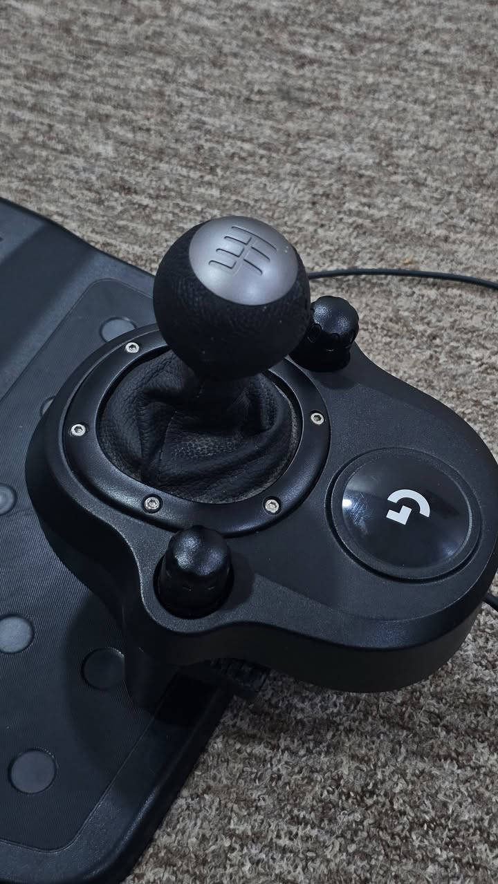 للبيع دركسون + گير  = لوجتك g920   
نسخة pc + xbox 
نظافة موضحه بالصور  استخدام جدا قليل بعدة بسليفان الشركة
Logitech g920
Driving force + shifter  

السعر 300 الف كامل مع الملحقات
مكاني نجف
***********

