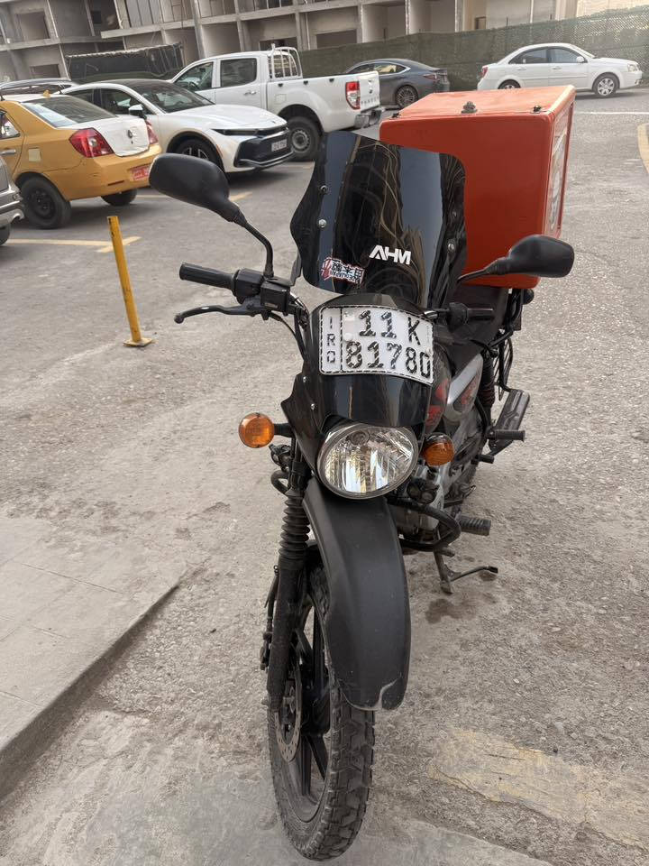 السلام عليكم دراجه بوكسر للبيع مرقمه كامله موديل 23 نازله بل 25 شهر 9 دراجه بعدها جديده او ع ايدي 
السعر 3250 وبيها مجال بسيط 
للاتصال / ***********
