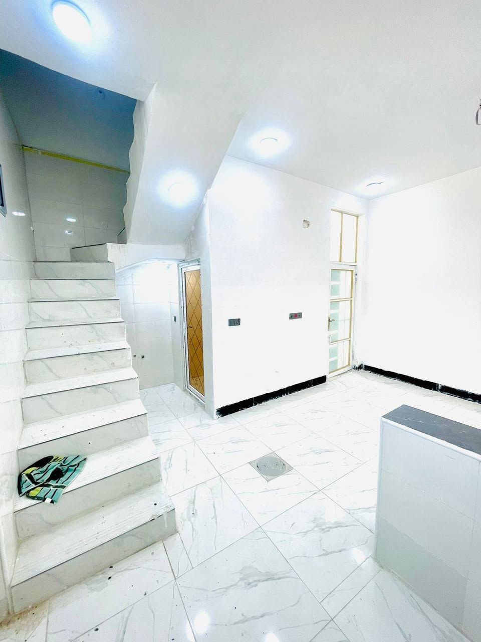 بيت 50 متر للبيع 
جديد غير مسكون 
بناء درجه اولى طابوك جمهوري اساس وسقف صب مركزي 
خدمات كامله يبعد عن السوق والشارع الرئيسي 80 متر 
العنوان النجف مقابل قرية القدير عمود 317
للتواصل واتساب *********** النجف, العراق
