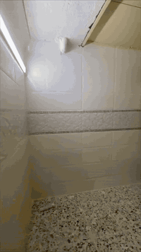 بيت مساحه 130 مسلح طابق واحد جاهز للسكن سعره فقط 55 قفل منطقه كامله الخدمات مجاري ومي وحاليا بلطوه عنوانه مقابل حي الكوفه افرع افران الحجيه السدراه ثانيه كله كبل اذا جاي من المدينة للطلب الاتصال على الرقم ***********
