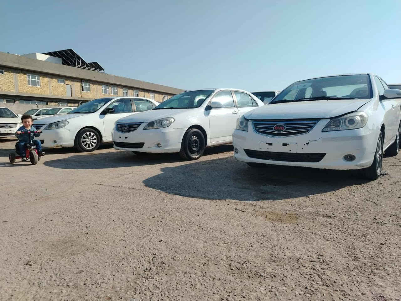 السلام 
بي واي دي G3 ٢٠١٥  شرط المحرك والكير كهربائيات كلها شغاله. تبريد تدفئة تخم تايرات تحكم ستيرن صدر امامي خلفي كله جديد السياره ما ناقصها اي شي. 
مكان السياره الكوت البوابه طريق كوت بغداد
***********
***********
