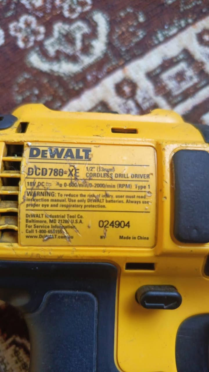 دريل ديولت امريكي
الموديل: DCD780-XE (الإصدار الأول Type 1).
​النوع: دريل/مفك براغي لاسلكي (Cordless Drill Driver) يتميز بتصميم مدمج وخفيف الوزن.
​الجهد الكهربائي: 18 فولت (18V DC).

السرعات سرعتان ميكانيكيتان (0-600 / 0-2000 دورة في الدقيقة).
حجم رأس الدريل (الظرف) 13 ملم (1/2 إنش) - معدني بالكامل لقوة تثبيت عالية.
التحكم بالعزم يحتوي على حلق لتعديل العزم (Torque) بـ 15 وضعية مختلفة لتناسب البراغي.
مكان التصنيع صنع في الصين (بترخيص من شركة ديوالت الأمريكية).

🔺 بدون شاحنه فقط بطاريه وحدة 

175الف وبي مجال للشراي


**إذا كنت صاحب هذا الإعلان وتريد حذفه لأي سبب، رجاءا أرسل رسالة إلى الدعم الفني**