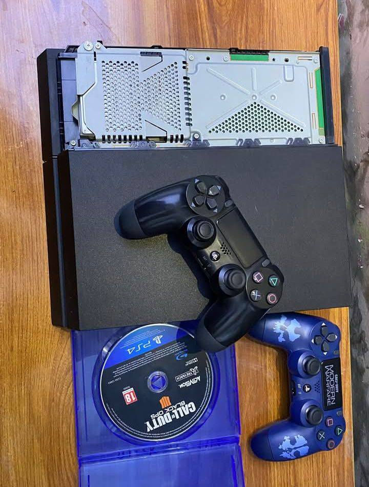 بلي فور فات اونولاين كامل ملحقات ويا جوستكات2 وحدة اصلية وقرص بلاك اوبس الجهاز لوك ستيكر كلش كلش نضيف واحلة من الصور _السعر 190_   للأستفسار واتساب ***********
