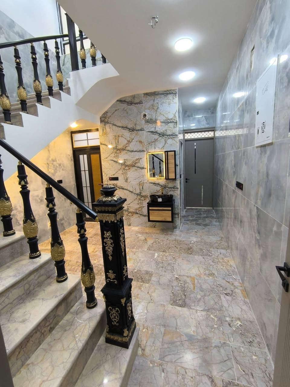 دار للبيع في شارع كامرات مساحه 70 متر واجهه 5 بناء 2026 يحتوي الأرضي غرفه نوعمطبخ وصحيات وخدمات واطبق الاول 2 غرف منام وصحيات وخدمات سعر 170 مليون للاستفسار ***********
