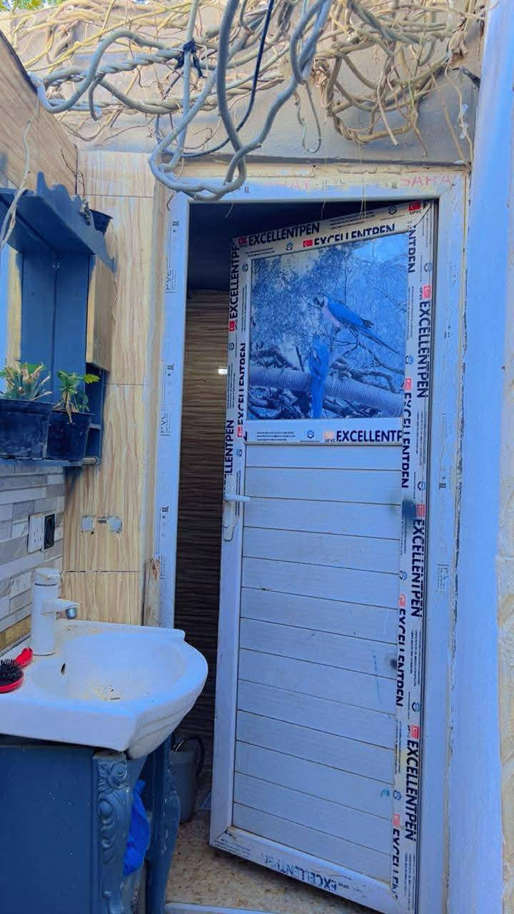 📢📢 بيت للبيع طابقين بسعر مناسب جدا 

💵 سعر  27 مليون وبي مجال بسيط 

📐 المساحه 85 متر يحتوي الطابق الاول على غرفه وصاله ومطبخ واستقبال وحمامات 
••وطابق الثاني غرفه ومطبخ وحمام وسطح 

📍العنوان المطار الجديد شارع الشفلات الفرع الي يم اسواق فارس العبدلي 

✨ البيت طابو زراعي سند 25 بي قرار محكمه 

☎️ للاستفسار مراسله الخاص او على الرقم الاتي

*********** واتساب فقط
