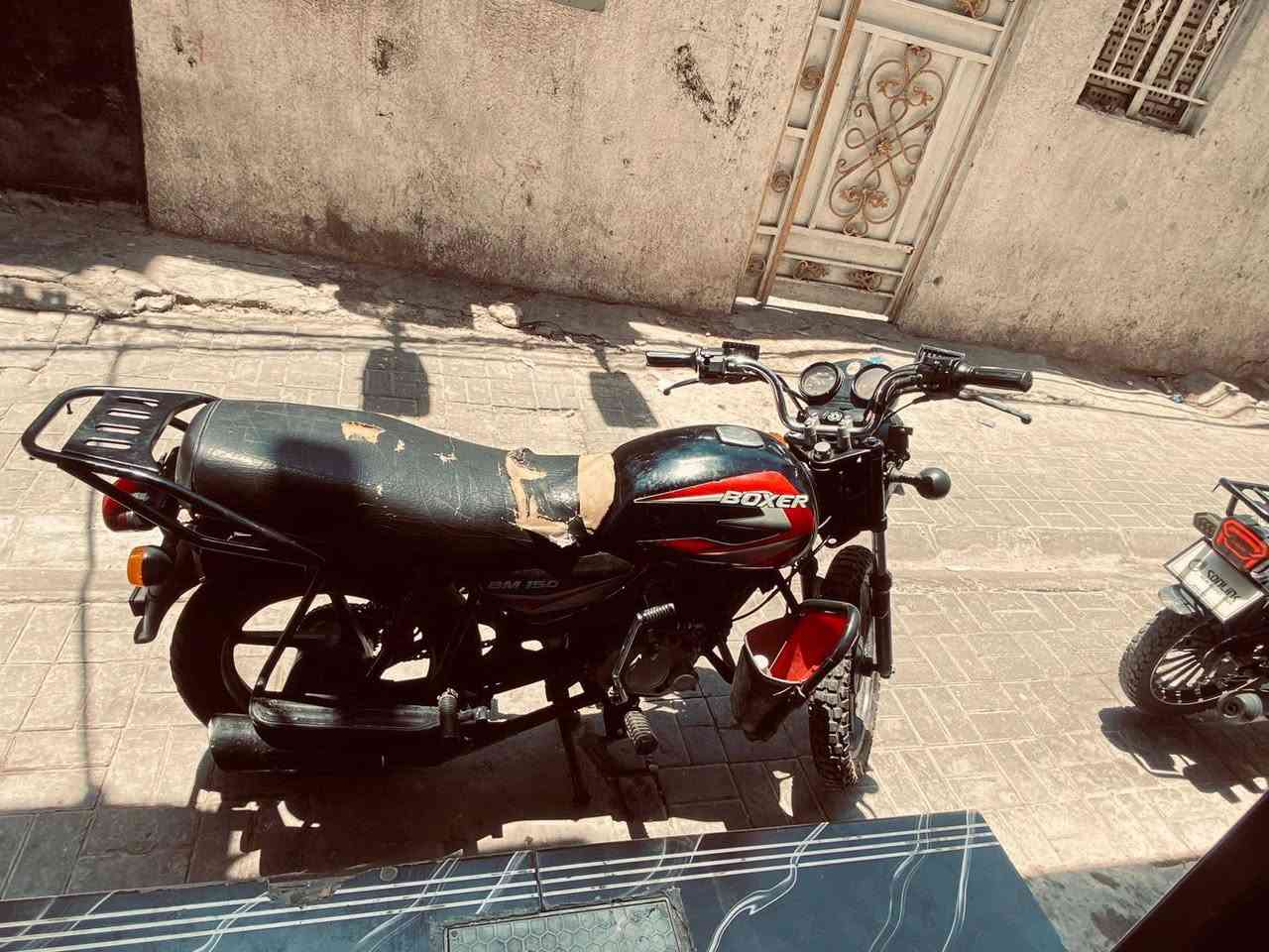 سلام عليكم 
بوكسر جبلي 2021
اوراق سكنر بيها نقوصات بسيطه
المازده موجوده اني شالعها 
والدواسه مال بريك هم شالعها موجوده
ينرادلها بس شخاطه مال سلف والماشه معووجه
كهربائيات كلها شغاله مكينه مكفوله 
مكاني بغداد ***********
سعر 700

