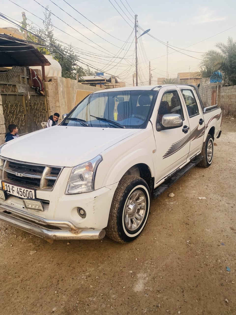 سلام عليكم جنبي موديل 2013 سياره مقفوله من كلشي تايرات جدد مكينه جديده لا صرف لا تبخير سياره نقصها بس تبريد بيها طخه بالبدنه ومصلحمه سنويه 2030 رقم بغداد  السعر 57 وبيها مجال عنوان ديالى بعقوبه شرط تحويل مباشر مكلف بالنشر فقط 
***********
