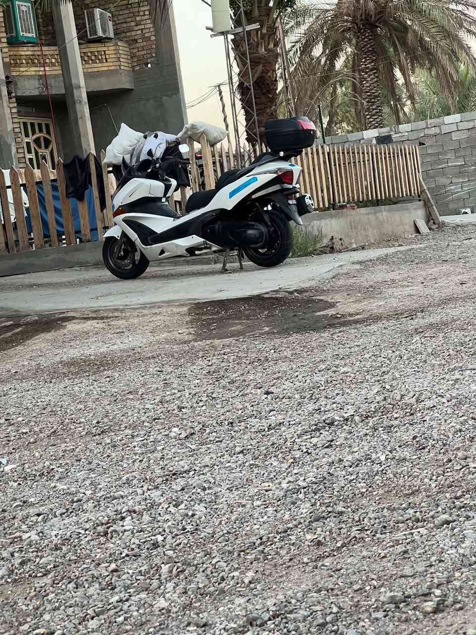 سلام عليكم شباب
سلفر جيتي 400
كامل مواصفات دراجه جاهزه لانطلاق شكد ما تصور نضافه 
نقصهه قايش فقط 
والدراجه كدام عينك 
سعر 18 وبيهه مجال 
ما متواجد عله الفيس 
رقم ***********
