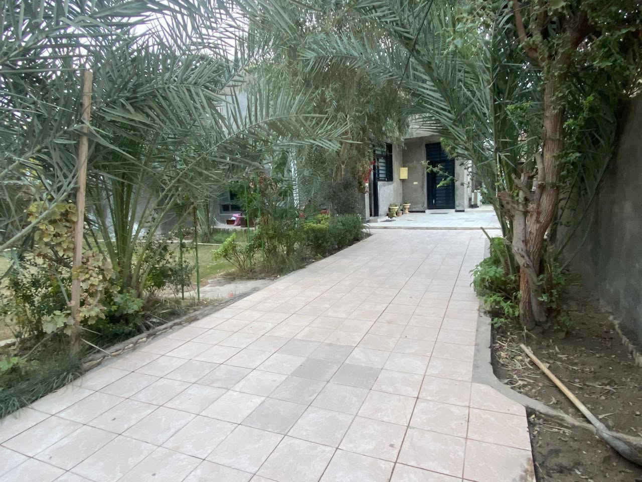 السلام عليكم
دار للبيع 
المساحه 520
الواجهة 20متر والنزال25متر
بناء طابوق السقف صب 
بناء حديث 
طابو زراعي سند25 تحويل مباشر 
العنوان /محلة البو عاشور شارع مطعم تاج محل 
الدار ركن على التبليط مباشر 
عرض الشارع الفرعي 7متر 
 
التفاصيل أكثر ***********
