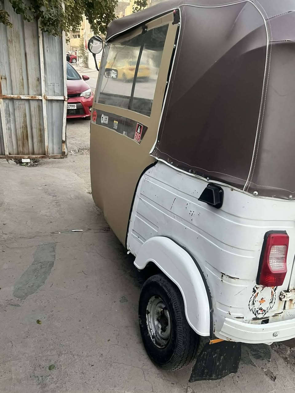 سلام عليكم تكتك ٢٠ شهر ١١ مرقم وبسمي تكتك جاهزه محرك مجفت شركه بيها طخات موضحه بلصوره كهربائيات كلها شغاله مناقصه شي مال شغل تكتك عضمتها حلوه نصبه كاعده تخم تاير سفريات كامله بيها طخه بلغد ممصلح وبيه طخه بلصفه ولباقي مكفول اكسل ومحرك تجفيت جديد رايها ب٧و٤٠٠ وبيها مجال *********** خابر وتدلل بغداد البياع
