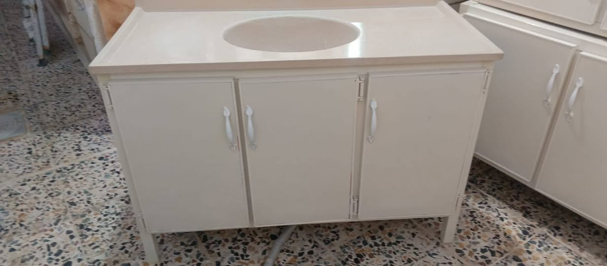كاونتر للبيع ب250 وبيه مجال نظيف جدا استعمال قليل سنك مرمر 
للتواصل *********** عنوان ميلاد حولي خلف مجمع  جوهرة العرب
