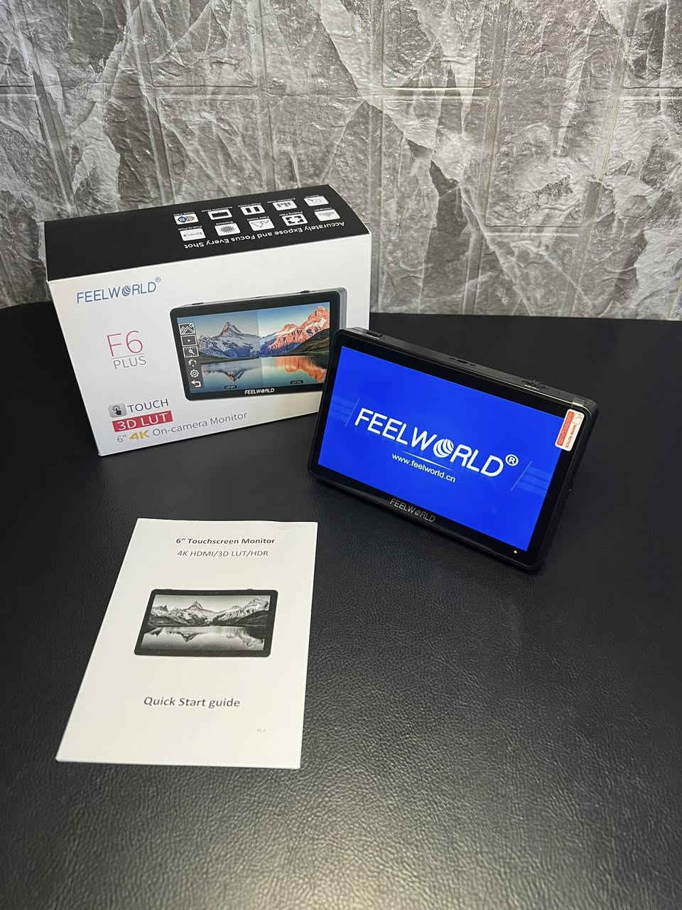 تُعد شاشة FeelWorld F6 Plus 
6 بوصة) شاشة ميدانية احترافية وخفيفة الوزن مصممة لصناع المحتوى والمصورين. تتميز بدقة عالية وشاشة لمس تدعم إدخال وإخراج الفيديو بدقة 4K
مداخل الفيديو: تدعم مدخل ومخرج \(4\text{K} \text{HDMI}\) (بلا تأخير).دعم الـ LUTs: إمكانية تحميل ملفات تصحيح الألوان الاحترافية (3D LUTs) عبر منفذ بطاقة الـ SD.الوزن: خفيفة للغاية (تزن حوالي 235 جراماً فقط) مما يجعلها مثالية للتركيب على الكاميرات والمثبتات (Gimbals).شاشة اللمس: تدعم الإيماءات (الضغط والسحب) للتحكم السريع في الإعدادات، السطوع، والتباين.ذراع الإمالة: تأتي مع ذراع (Tilt Arm) يتيح لك تدوير الشاشة \(360\) درجة وتثبيتها بسهولة على حامل الكاميرا جديد غير مستخدم مع بطاريه مع شاشه 
السعر 225 الف ***********
