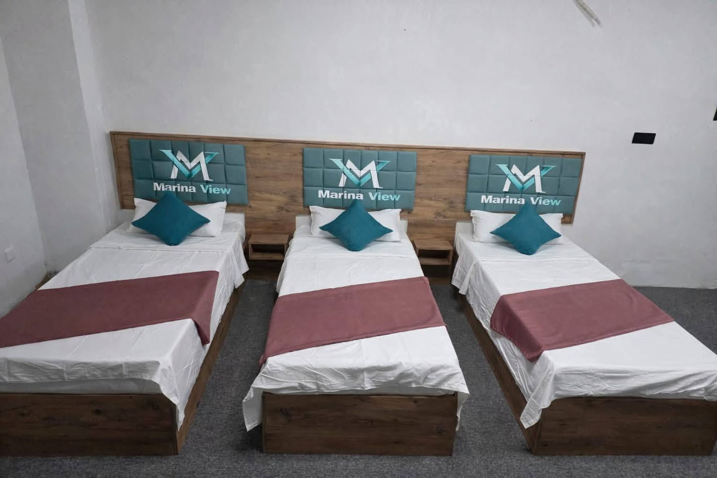 فندق مارينا ڤيو يرحّب ترحيباً حاراً بجميع ضيوفه الكرام، ويقدّم خدمات متكاملة لضمان إقامة مريحة ومميزة. نسعى دائماً لتوفير كل احتياجاتكم بأعلى مستوى من الجودة.
خدماتنا:

- فطور صباحي متنوع يحتوي على أكثر من 15 نوعاً من الأطعمة
- كهرباء متوفرة على مدار 24 ساعة
- موقف سيارات مجاني للنزلاء
- واي فاي سريع ومجاني في جميع أنحاء الفندق
- تكييف وتدفئة في جميع الغرف
- خدمة الغرف متوفرة باستمرار
- تنظيف يومي للغرف
- خدمة غسيل وكوي الملابس
- استقبال متوفر 24 ساعة
- كاميرات مراقبة لراحة وأمان أكبر
- خدمة حمل الأمتعة
- صالة جلوس ولوبي حديث
- بعض الغرف تحتوي على شرفة وإطلالة جميلة

📞 للتواصل:
***********
***********

نحن في فندق مارينا ڤيو بانتظار زيارتكم لتجربة إقامة مميزة لا تُنسى 🌟
