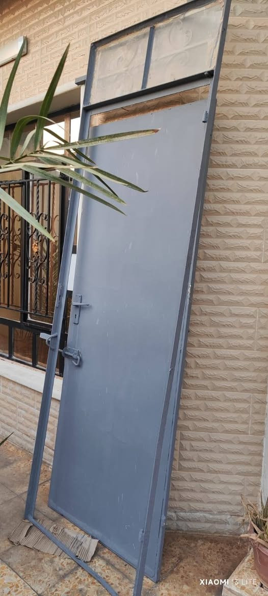 باب 🚪 محل للبيع نظيف+ باب 🚪 تك واحد. حي الصديق ***********
