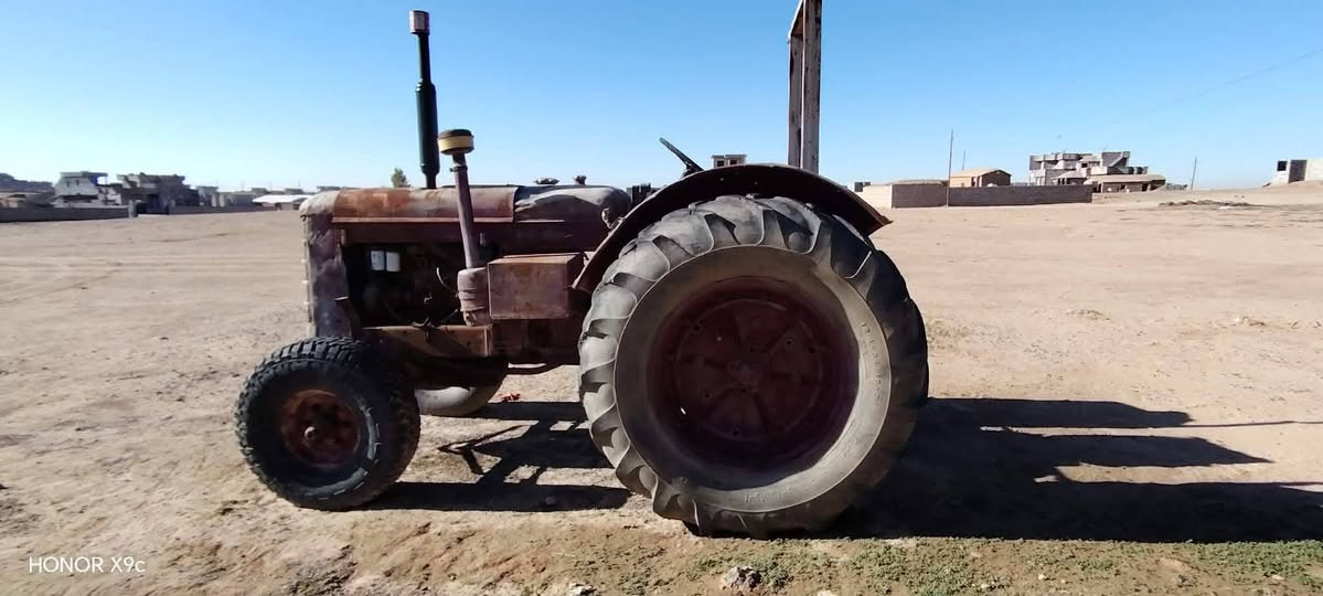 السلام عليكم 
مكلف بالنشر للبيع تركتر بولندر شغال جاهز شرط سلف مسجل رقم نينوى كير ومحرك واكسل شرط العنوان  الموصل ناحية القياره السعر ٣ مليون
للاستفسار اكثر الاتصال على الرقم ‏‪***********‬‏
