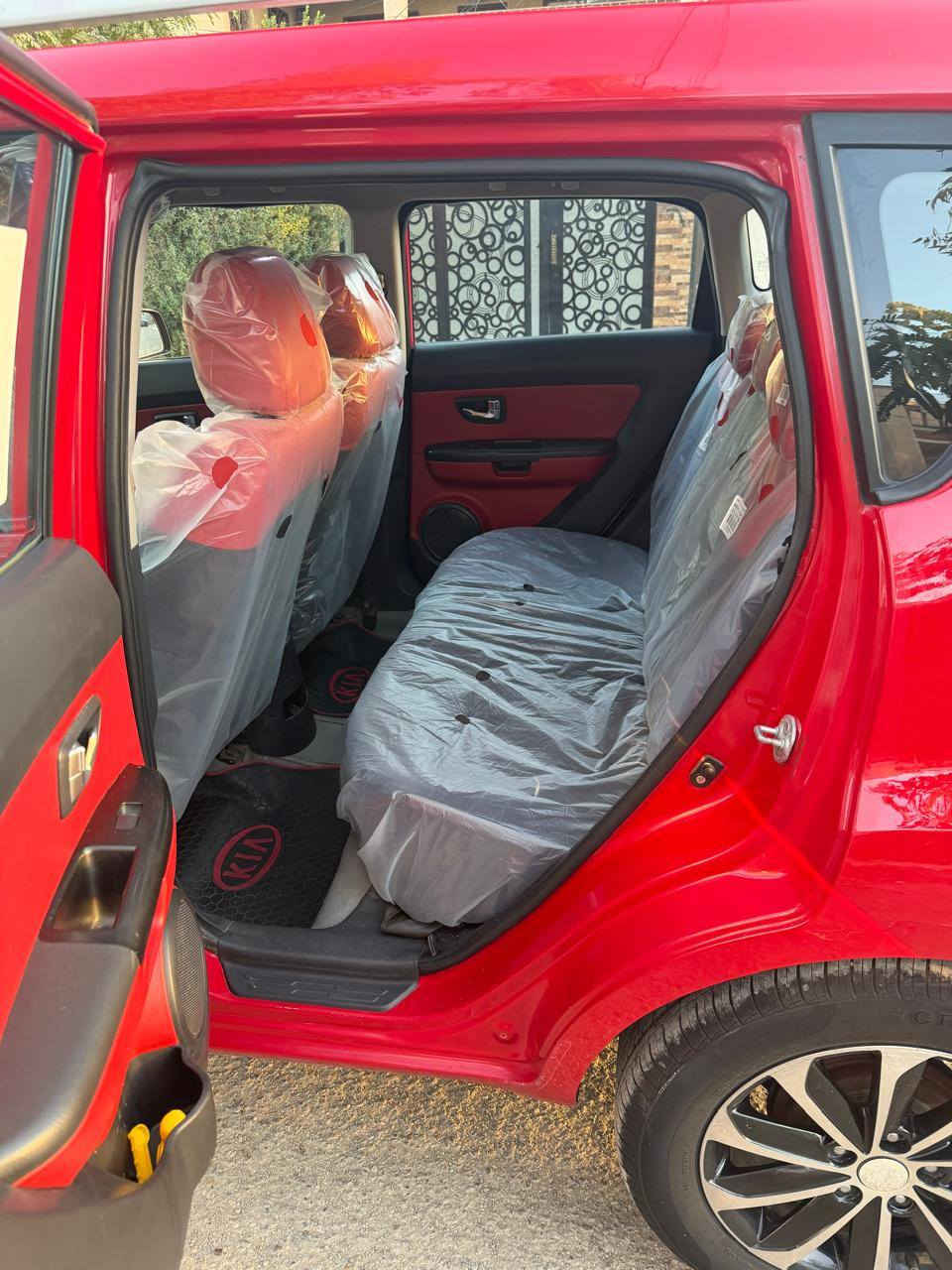 كيا صول 2013 خليجيه...
فول موصفات... 
السياره مكفوله من الصبغ والتبديل على ايدي.. 
محرك كير تبريد كله كفاله.. 
رقم بغداد وسنويه وهزه كله جديد.. 
السياره مال بيت استخدام نظيف وجاهزه للاخير.. 
للبيع الشراي يتصل ويدلل 
مكاني بغداد حي الجهاد.. 
.... ***********.....
