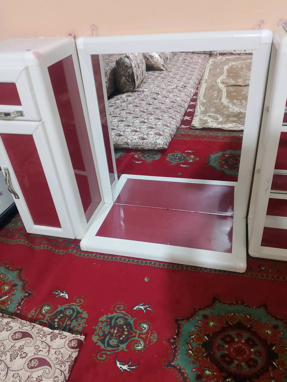 للبيع طقم ديكور حلاقة كامل (3 قطع) بتصميم أنيق وعملي جداً، مصنوع من الألمنيوم الدرجة الأولى (مقاوم للرطوبة والحرارة):
مراية حلاقة واسعة: مع إطار ألمنيوم أبيض وتطعيم أحمر، تعطي مظهر فخم للمكان.
ميز (جاروف) جانبي: يحتوي على درج ومساحة تخزين للمكائن والمعدات، مع يدات كروم حديثة.
رفوف عرض (فاترينة): تحتوي على رفوف زجاجية، مثالية لعرض العطور، الكريمات، أو أدوات الحلاقة.
المميزات 💰 السعر المطلوب: 100 ألف دينار عراقي (سعر قفل وبلاش بالنسبة لنظافته) للتواصل:
عبر الرسائل 