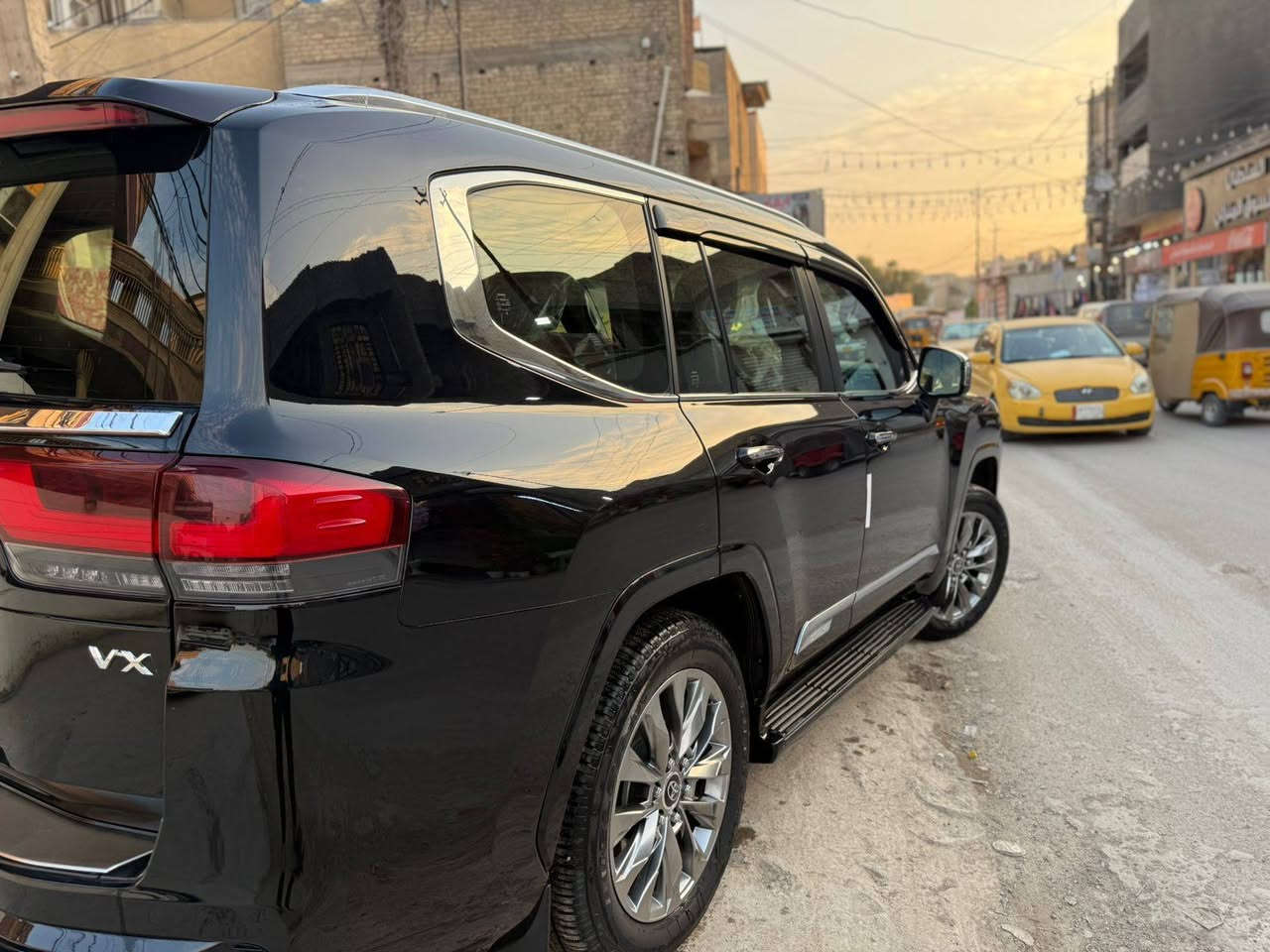 سلام عليكم لاند كروزر VX فول 1/1 كفالة عامة مغلفة PPF رقم مميز رقم بغداد ماشية 28الف رقم الهاتف/***********/***********
