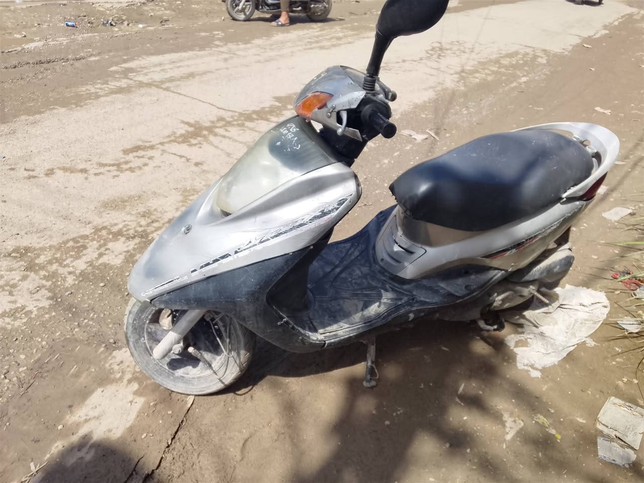 دراجه بريز للبيع تشتغل بيه نقص صلنصله كابريتر متمشي ابيعه حديده كهربايت كله شغاله سلف هندر  اشاير ليت كليو متر طوافه كله شغاله 250وبيه مجال حك جيتك عليه ***********
