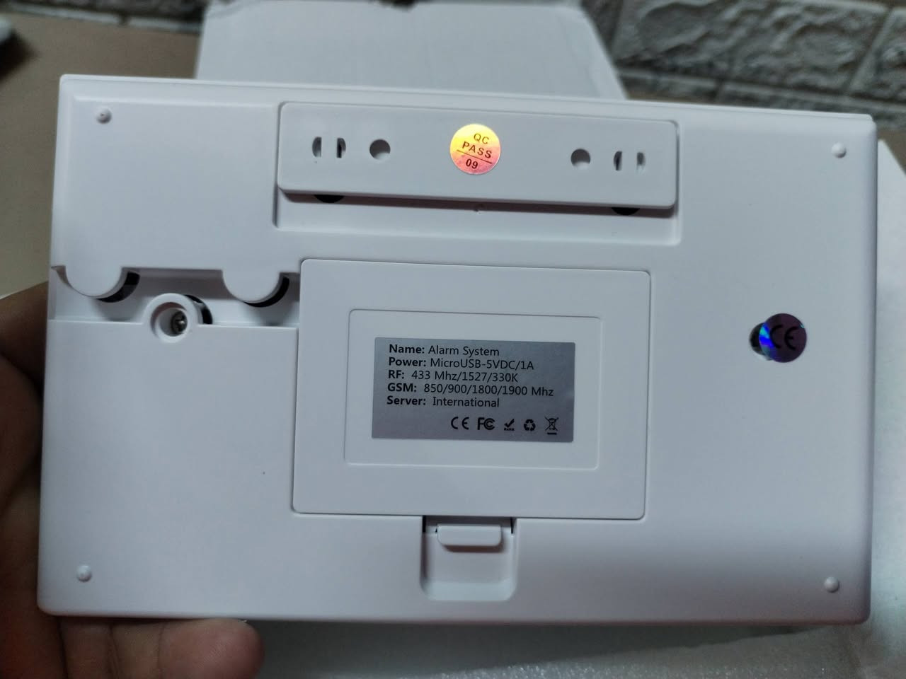 الجهاز هو لوحة تحكم لنظام أمن المنزل الذكي Fuers G34 Tuya Smart WiFi.
يعمل عبر الاتصال بشبكات WiFi و 4G لتوفير تغطية آمنة ومستمرة.

يتميز بوجود زر SOS كبير للطوارئ للاتصال السريع في الحالات الحرجة.

يمكن التحكم به بالكامل وإدارته عن بُعد من خلال تطبيق Tuya Smart على الهاتف الذكي.

يدعم التنبيه الصوتي وإرسال إشعارات فورية إلى هاتفك عند تفعيل المنبه.

السعر 40 الف
توصيل بصرة ولكل المحافظات


**إذا كنت صاحب هذا الإعلان وتريد حذفه لأي سبب، رجاءا أرسل رسالة إلى الدعم الفني**