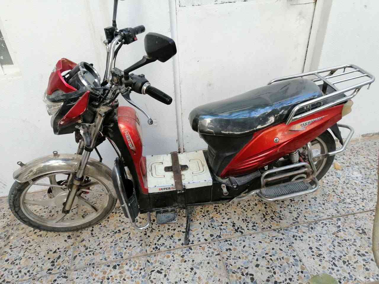 ماطور شحن للبيع 180 ألف بيه مجال بسيط
بطاريته وحده زينة والباقيات ضعيفة
 بريكات ، لايت ، هورن شغالة
***********
