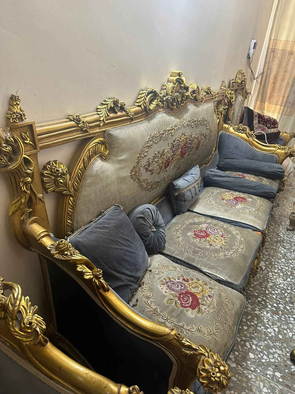 تخم زان مصري ملكي للبيع عدد المقاعد ١٢ مع طبلة وسطية كبيرة مع طبلات صغيرة عدد ٢ مرمر 
الخشب ثقيل جدا وتكمة والتخم يحتاجلة دوشمة جديدة سبب البيع ضيق المكان السعر ٦٠٠ الف العنوان بغداد راسلني عالخاص اذا جاد بالشراء


**إذا كنت صاحب هذا الإعلان وتريد حذفه لأي سبب، رجاءا أرسل رسالة إلى الدعم الفني**