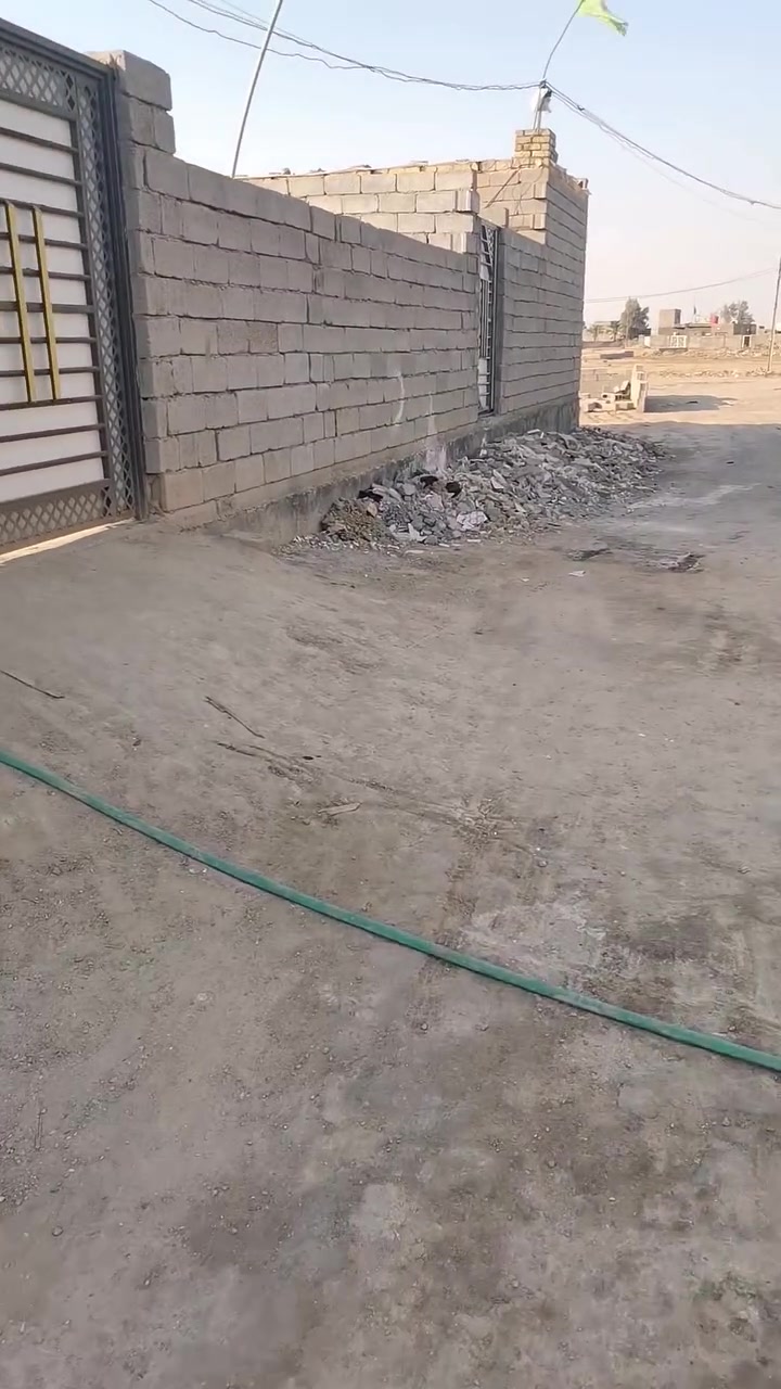 السلام عليكم بيت للبيع زراعي حي العلماء مساحة ٢٠٠ متر خدمات جاهزة ماء كهرباء بتلوطابوق السعر ١٥ وبيه مجال على الرقم ***********
