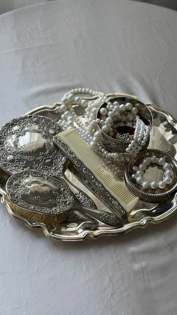 سيت انكليزي أنيق طلاء فضه اصلي Genuine Silver-Plated
بالكارتون غير مستخدم نظافة 100% 
تتكون المجموعة من:
▫️ مرآة يدوية
▫️ فرشاة شعر
▫️ مشط
▫️ علبة إكسسوارات مطلية بالفضة 
▫️ عدد 2 طبق دائري صغير للإكسسوارات مطليان بالفضة  

متوفر توصيل جميع محافظات العراق


**إذا كنت صاحب هذا الإعلان وتريد حذفه لأي سبب، رجاءا أرسل رسالة إلى الدعم الفني**