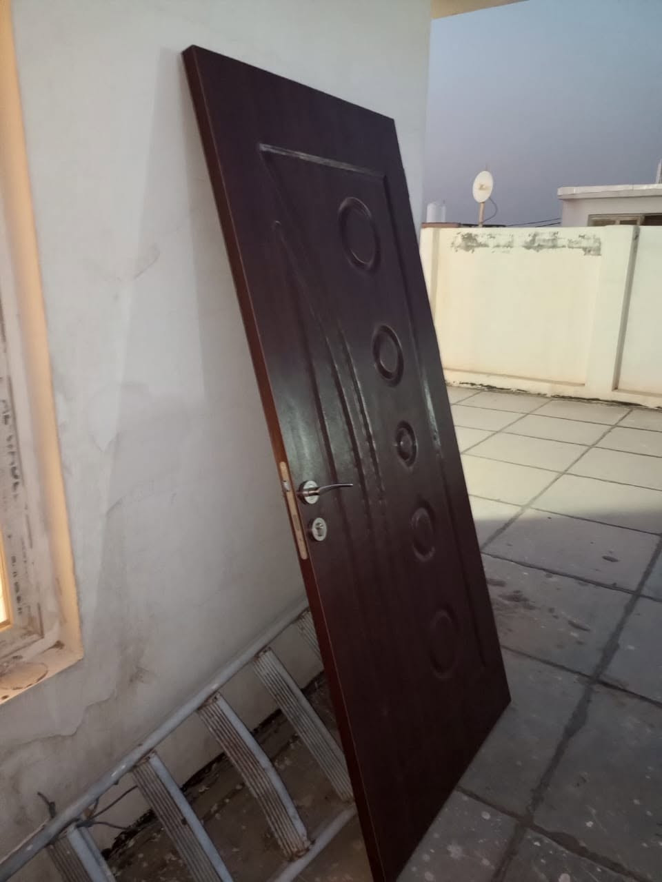 سلام عليكم 
باب نظيف جداً مع الچرچوبة السعر تفضلوا عالخاص أو واتساب
***********
