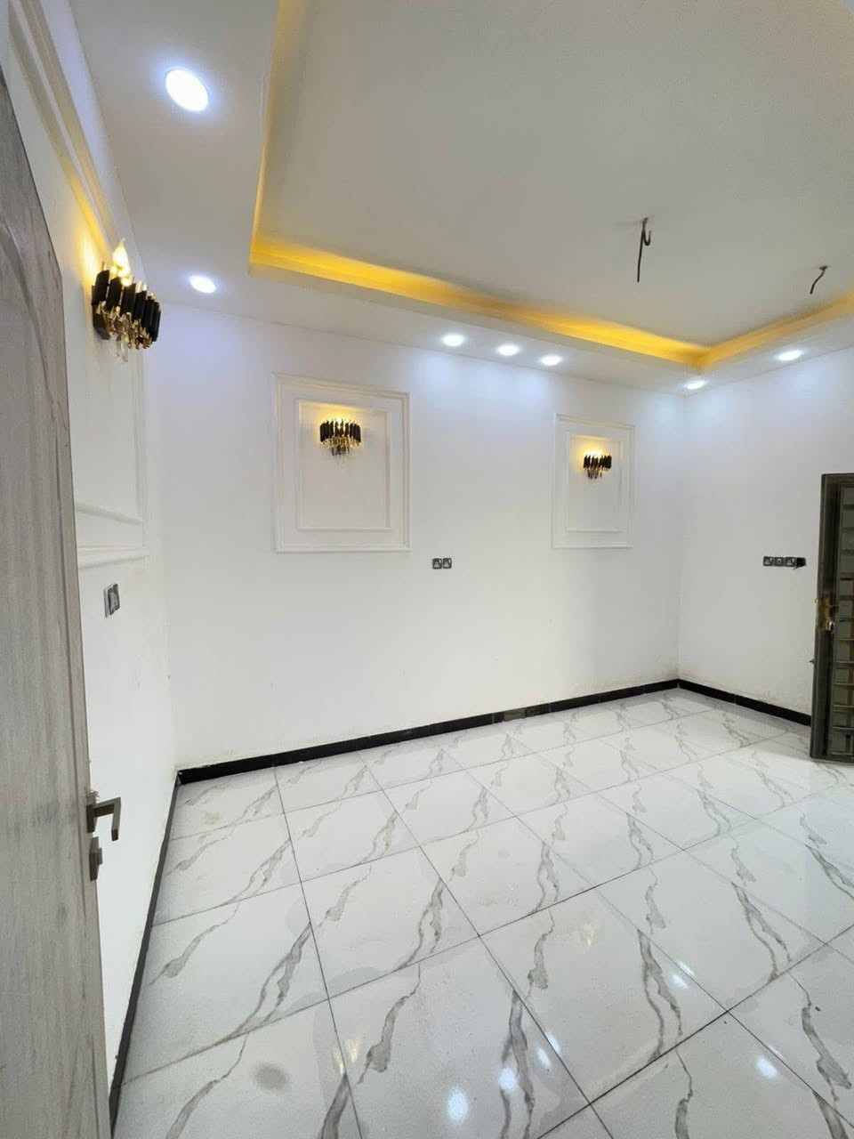 ⭕ بيت للبيع طابو زراعي سند 25 )(مشمول تطويب خدمات تبليط_)
⭕️المساحة 100
⭕️العنوان الدار  / التقية الثالثة _مقابيل مجمع الروان النموذجي 
⭕️بناء البيت 2025
⭕️بناء  مسلح 
—————————————
           تـــفـــاصـــيـــل الـــدار 
(كونكريت مسلح )
⚜️ غرفة
⚜️صالة 
⚜️استقبال
⚜️مطبخ 
⚜️مجاميع صحية 
⚜️طارمة  
ــــــــــــــــــــــــــــــــــــــــــــــــ

للأستفسار أتصال*********** واتساب
