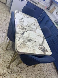 طاولة طعام • ٤ كراسي • ٣ بحالة جيدة