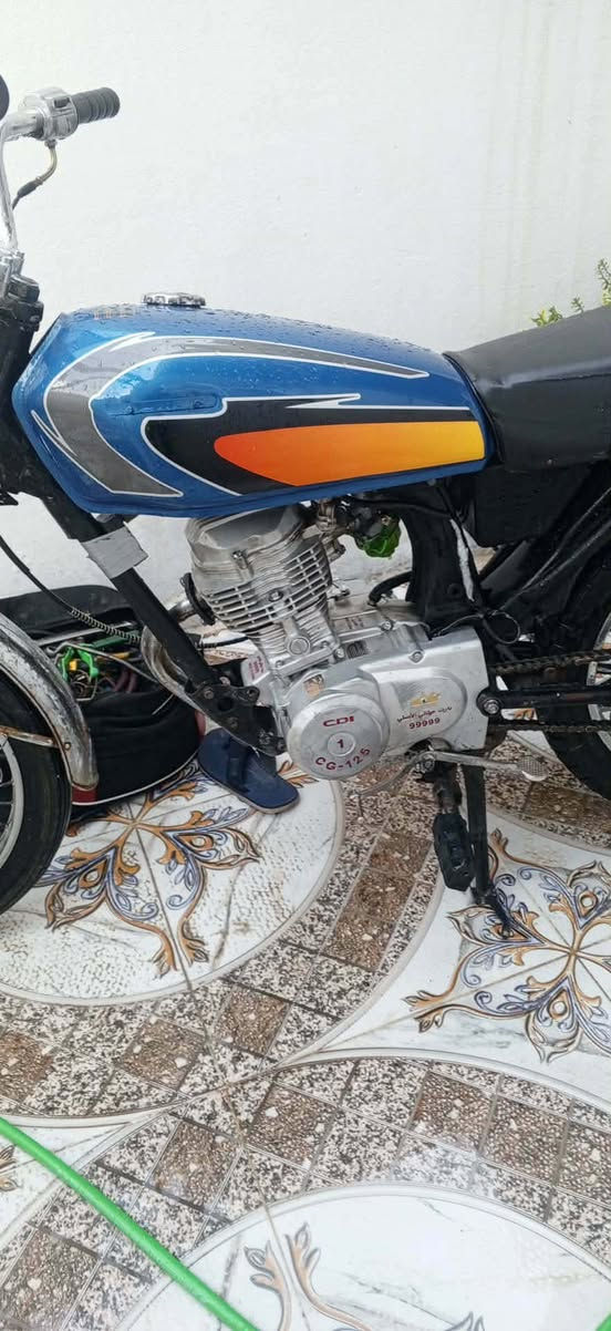 السلام عليكم
دراجه للبيع بارت ٩٩٩٩٩. باب اول 

الدراجه ما يعوزه  كلشي بس بستن 

الدراجه شرط خرسه 

شلعه وعدل نار 🔥 

تانكي جديد ستيرن جديد الدراجه نظافته كدام 

سعره 275 وبيه مجال للطيبين 

متواجد رقم واتساب 

***********
