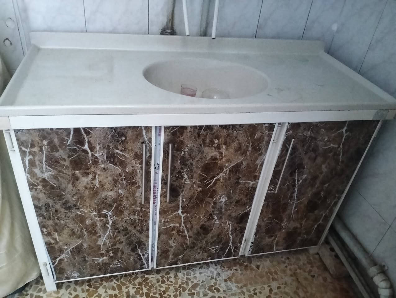 للبيع كاونتر مطبخ بحالة ممتازة وبقياس مضبوط (2 متر و48 سم). تصميم عملي ومساحة تخزين واسعة، يصلح للمطابخ العصرية. 400 وبيه مجال للطيبين. للاستفسار والمعاينة: [*********** ملاحظه فقط جرارة يرادلهنا تضبيط براغي هذا عيبها
