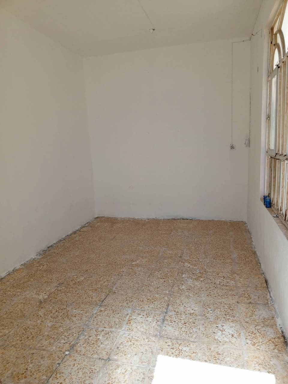 اللهم صلي على محمد وال محمد دار للبيع النجف الاشرف شارع المطار القديم غرب أسواق الأمير المساحه 100متر طابق ونص على شارع 10متر موقع مميز السعر بلاش بلاش 25مع المجال يحتوي على غرفه وصاله ومطبخ واستقبال وحمام داخل وخارج وغرفة نوم فوق كامله كاشي كل البيت نقص فقط سيراميك المطبخ فقط الجداري بناء بلوك طفيلي شرط اساس حجر مع رباط صب كونكريت والسقف عكاده مطبك السطح شقل جناي للاستفسار الاتصال او المراسله *********** نوع السند طابو زراعي 25 مشمول بل تمليك
