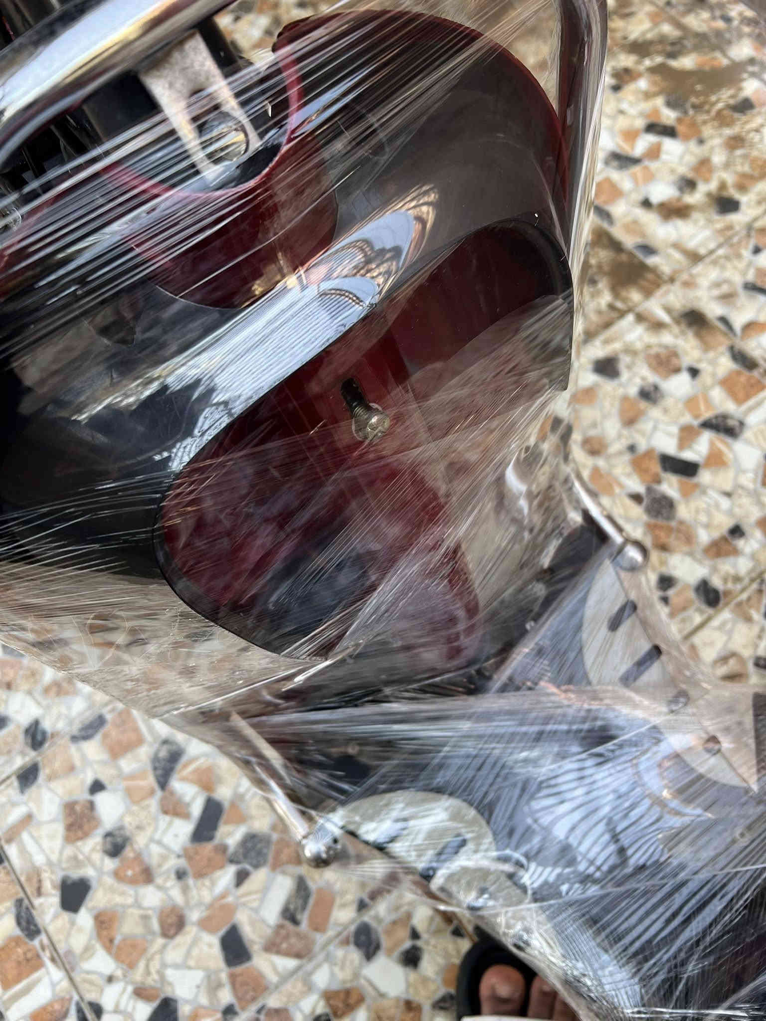 سلام عليكم
دراجه شحن HIS
لون احمر 
موديل 2024
بدلتله بطاريات قبل شهر واحد
دراجه نظيفه كلش 
بيها نقوصات مثل المرايه اليمنه يمكن بلفين
وجكمجه مابداتها
وسبرنك مال ستاند 
الباقي كله سليم
مكاني ديالى الحديد حي الاملاك 
السعر 240 وبيها مجال حك الجيه  
مستعجل عله بيعته كلش
رقمي ***********
