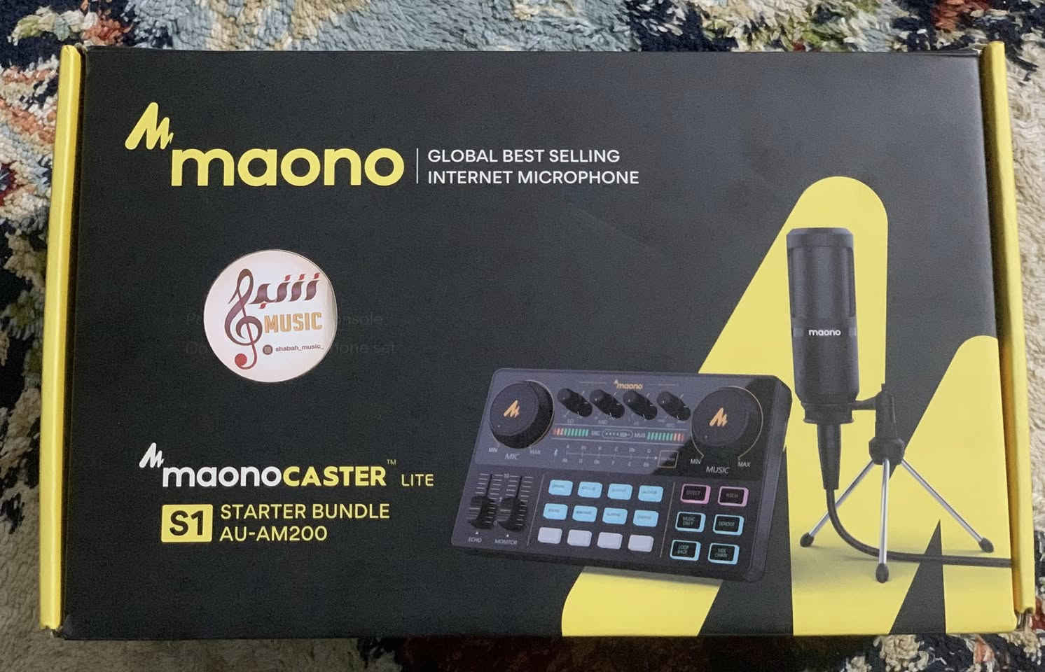 هذا الجهاز هو MaonoCaster Lite AU-AM200 S1 من شركة Maono، وهو باكج متكامل مخصص للبث المباشر وتسجيل الصوت 🎙️

🔹 شنو وظيفته؟

هو عبارة عن كرت صوت + مايكروفون + مؤثرات صوتية، يعني تقدر تستخدمه لـ:

البث المباشر (فيسبوك، يوتيوب، تيك توك)

تسجيل الأغاني

البودكاست

التعليق الصوتي

🔹 شنو يحتوي داخل العلبة؟

مايكروفون احترافي

كرت صوت (Mixer صغير)

حامل للمايك

كيبلات توصيل

🔹 مميزاته:

فيه أزرار جاهزة لمؤثرات صوتية (تصفيق، ضحك، إلخ)

تحكم بالصوت (Bass / Treble / Echo)

يدعم توصيل موبايل + كمبيوتر بنفس الوقت

سهل الاستخدام (Plug & Play)


**إذا كنت صاحب هذا الإعلان وتريد حذفه لأي سبب، رجاءا أرسل رسالة إلى الدعم الفني**