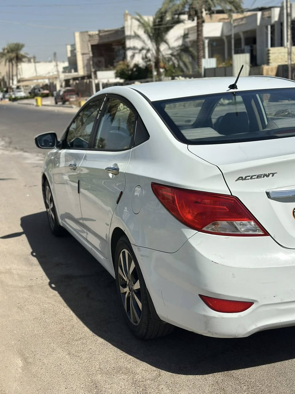 اكسنت خليجي 2016 محرك 1600 اربعه سلندر بدون حادث بيها فقط قطعه صبغ جاملغ الخلفي الوره السايق 
مواصفات السياره فتحه سويج شخاطه شاشه وكامرا 
داخل مخمل سياره نظيفه كلش 
ماشيه 100 الف كيلو متر 
رقم بغداد باسمي شرط التحويل 
السعر 110وبيها مجال 
مكانها بغداد السيدية 
*********** متواجد واتساب
