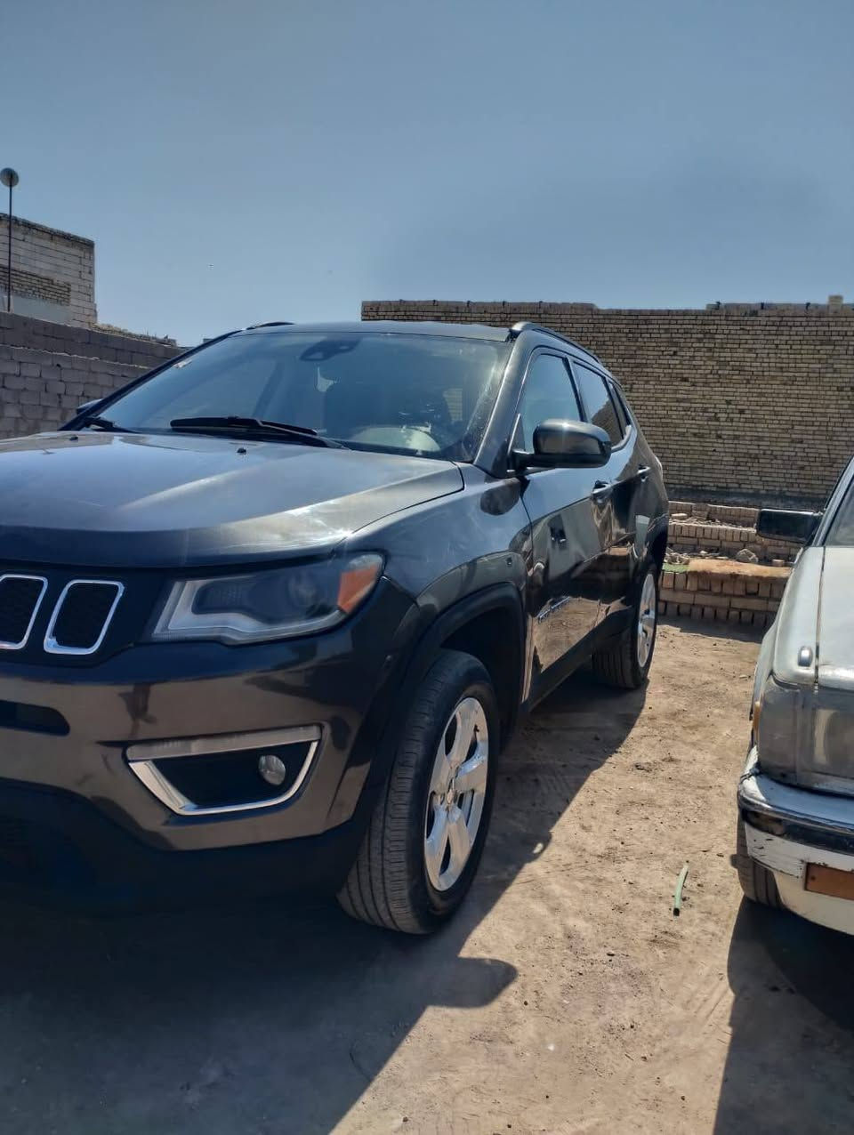 سلام عليكم  جيب كو مباست للبيع موديل 2018 وارد امريكي السعر 135 ورقه واذا اكو مراوس بيكم هم عادي السياره نظيفه كلش ‏‪***********‬‏
