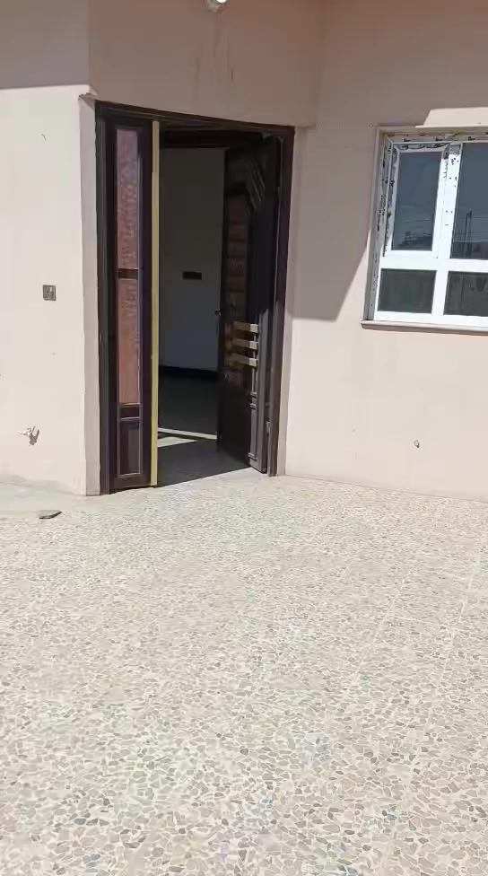 لدى مكتبنا شقه للايجار في حي صدام طابق ثاني على شارع عشرين متر قرب مجمع المدارس الجديد نهاية المدخل الاول تحتوي على غرفتين نوم وهول ومطبخ وصحيات ايجارها من الاخير ٢٠٠ الف
مكتب الارائك للعقار 
***********
***********
