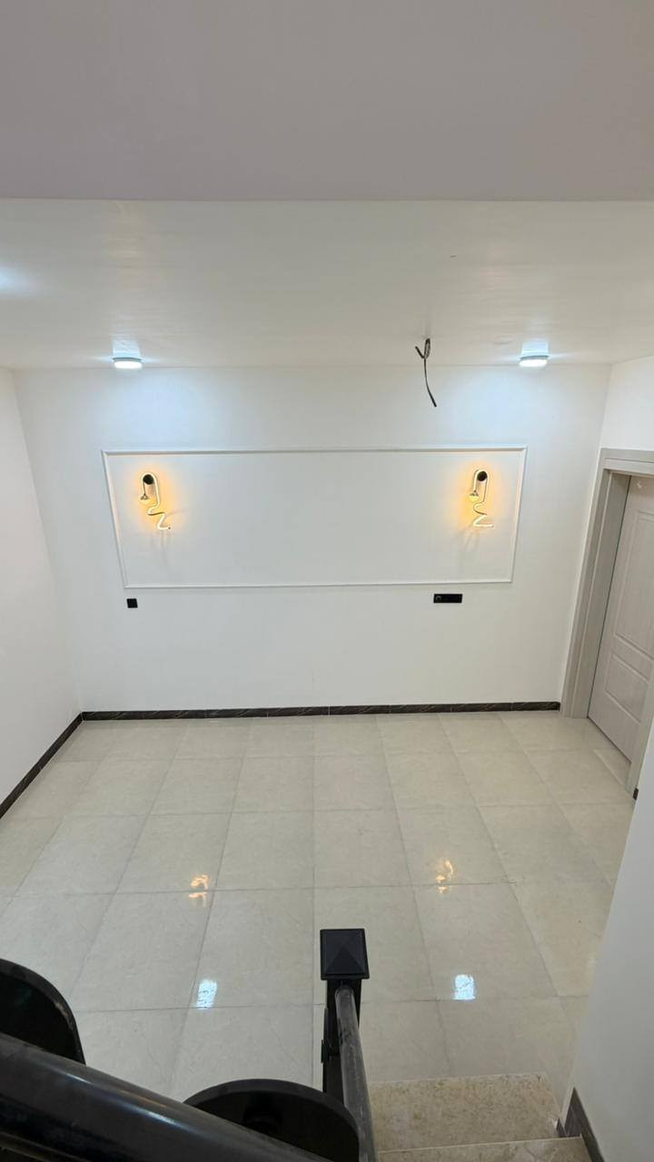 المساحه 100 متر  
💰 السعر: 55 مليون (قابل للتفاوض)
🏗️ البناء: طابوق  جمهوري
🏠 الأساس والسقف: صب كونكريت مركزي 

مواصفات البيت:
✅ غرفة نوم 1 🛏️
✅ أستقبال 
✅ صالة 🛋️
✅ مطبخ 🍽️
✅ صحيات 🚿

الخدمات المتوفرة:
🔹 ماء 💧
🔹 كهرباء ⚡
🔹 شوارع مبلطة 14 متر  🚗
🔹 مدارس قريبة 🏫
🔹أنترنيت ضوئي 
🔹 خط مولده 
📍 الموقع: النجف – حي ميسان، شارع الزوار 
قرب شارع 60 
📜 طابو زراعي (إقرار محكمة)

📞 للتواصل: ***********

(ملاحضة ) متوفر لدينا كافة المساحات والدور  ألسكنية وعرصات 
وأراضي زراعيه
