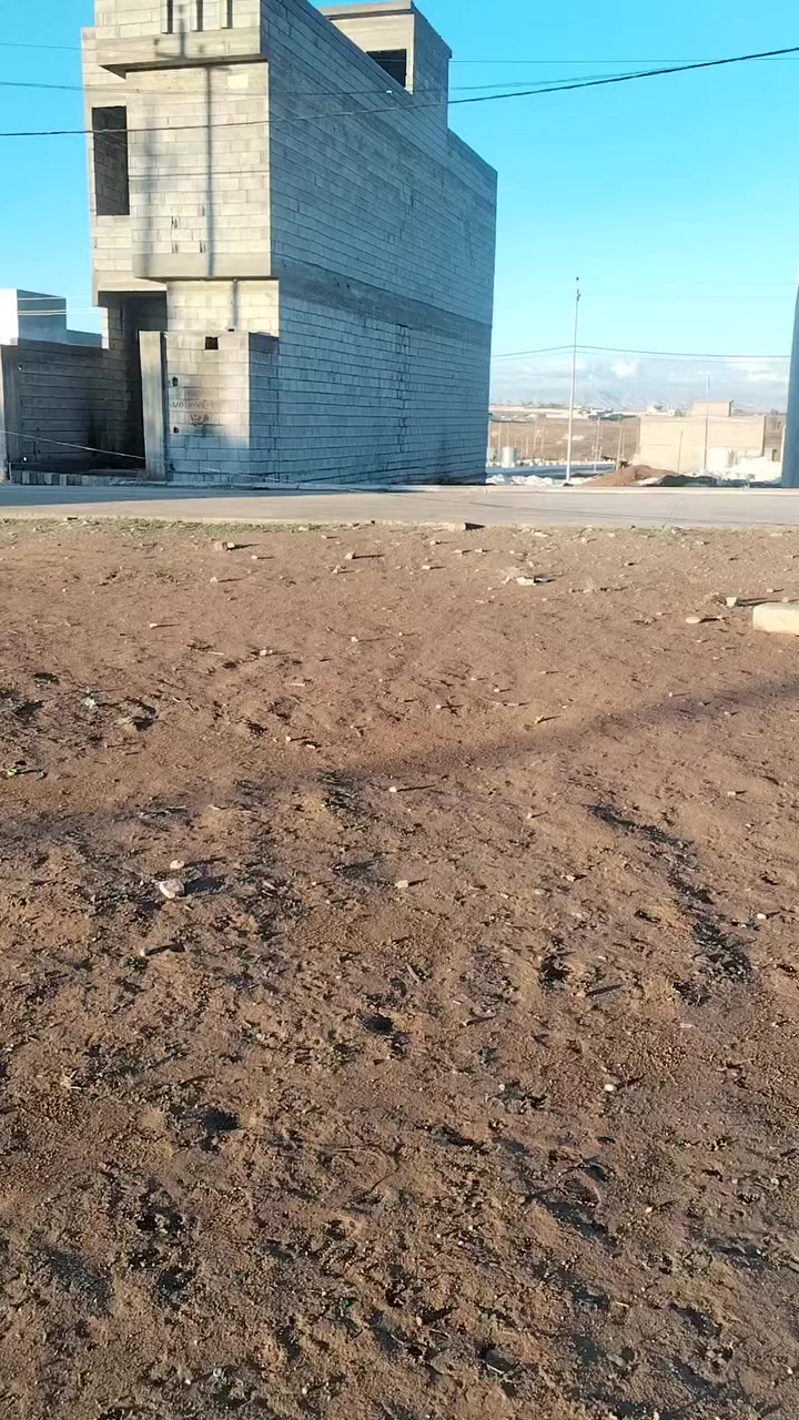 لدينا قطعة ارض للبيع في القوسيات خلف كلية الحياة طبك جمعية الزراعة المساحة 230 م واجهه ١٠ ونص النزال 22 م علئ شارعين معه كامل الخدمات للإستفسار الاتصال على الرقم *********** او واتساب
