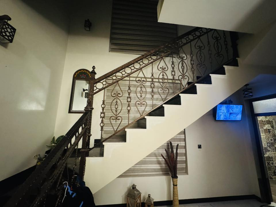 بيت للبيع 
الروضتين الشارع الجديد مقابل اسواق الاتحاد 
المساحة 140 م الواجهة 9.5 
بناء حديث 3 غرف صاله كليدور  استقبال 3 حمامات 
مطبخ 

مع كاونتر جديد تركي 
قريب عن مرقد الامام الحسين ع 3 دقائق 
عرض الفرع 7 متر البيت بداية الفرع 

***********

 🧿
