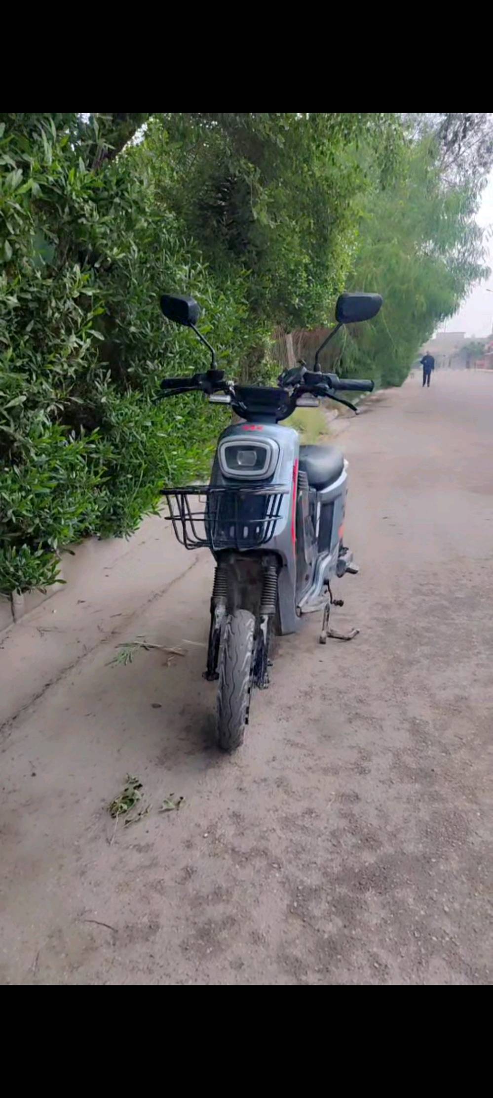 دراجة كهربائية نظيفة وبحالة ممتازة مع بطاريات قوية. مثالية للتنقل داخل المدينة أو الرحلات القصيرة. تتميز بتصميم عملي وعصري مع سلة أمامية لحمل الأغراض. الإطارات في حالة جيدة والفرامل تعمل بكفاءة.