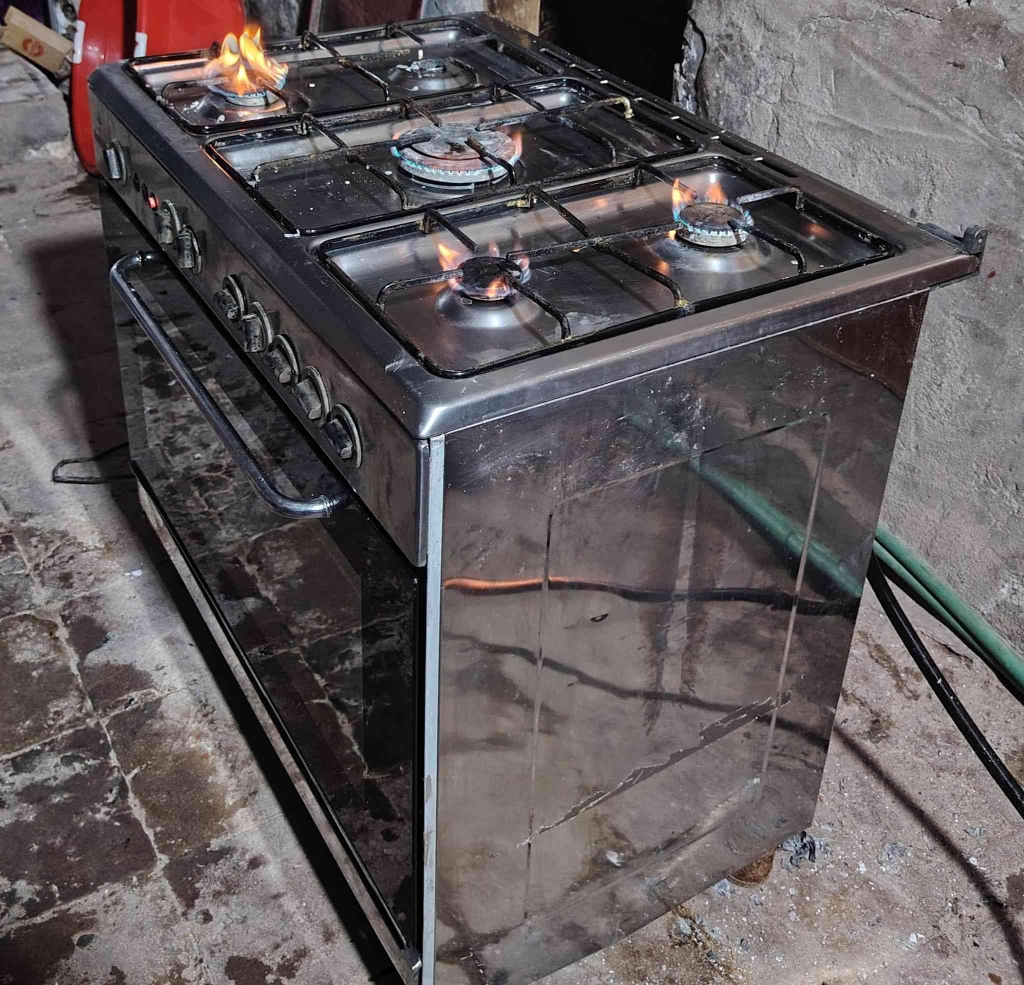 السلام عليكم طباخ للبيع نضيف جدآ سعره ٢٠٠ مكاني ناصريه مركز اتصال ***********
