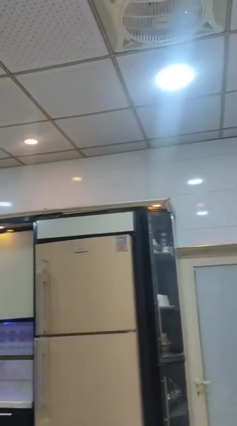 بيت للبيع المساحه 150 في منطقه الثوره قرب مفوضيه الانتخابات يصير خلف الاقسام الداخليه سابقا 
الطابق الاول يتكون من صاله وغرفه نوم وديوانيه ومطبخ بارد ومطبخ حار وصحيات داخليه وخارجيه
الطابق الثاني يتكون من 4 غرف نوم وصاله وصحيات 
الطابق الثالث  يتكون من غرفه نوم  وبيتونه
للاستفسار الاتصال على الرقم           
***********
