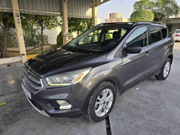 فۆرد ئیسکەیپ 2017
مەینە 15 و تۆربۆ  گئڕو مەکینەی بەشەرت سپانەی بەرنەکەوتوە
زۆر جوان و خاوئن ، تەنها دوپارچەی سبوغە بئ ناوگرتن.
فول مۆسەفات 
پانۆڕاماو  شاشە گەورەو کوشن جڵد و هیتەر و ڕادار سنودوق شەفەت کۆدی دەرگاو لیدو  زۆر مۆسەفاتی تر.
شوئن ڕانیە
نرخی 113 گەلا 
ژمارە موبایل: *********** رانية
